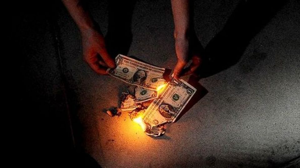 علت اینکه در ایران مردم دلارها را آتش نزدند چه بود؟