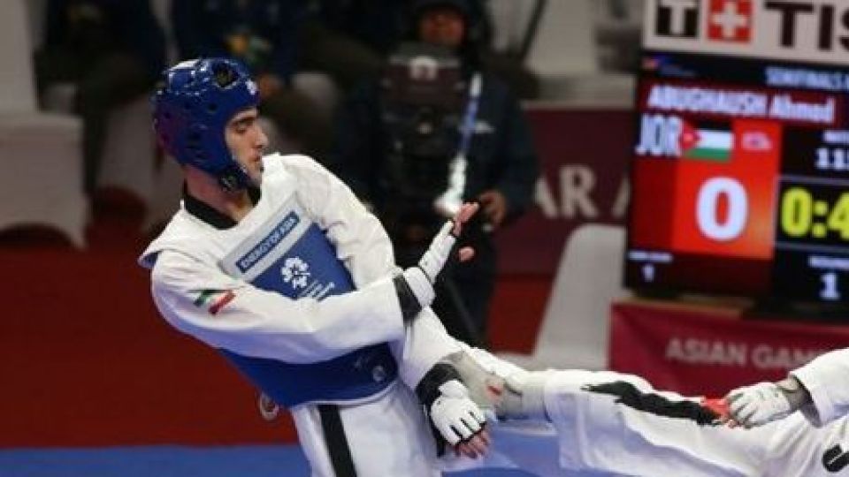 استاد کانگ، ساعت هادی ساعی را به بخشی داد استاد کانگ، ساعت هادی ساعی را به بخشی داد