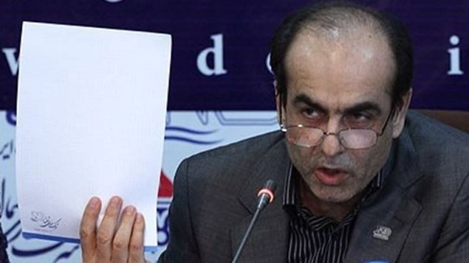 چرا الزام سفت و سخت پتروشیمیها به تزریق ارز ۴۲۰۰ تومانی انجام نشد؟/ باندهای مافیایی به دنبال سودجویی از ارز صادراتی چرا الزام سفت و سخت پتروشیمیها به تزریق ارز ۴۲۰۰ تومانی انجام نشد؟/ باندهای مافیایی به دنبال سودجویی از ارز صادراتی