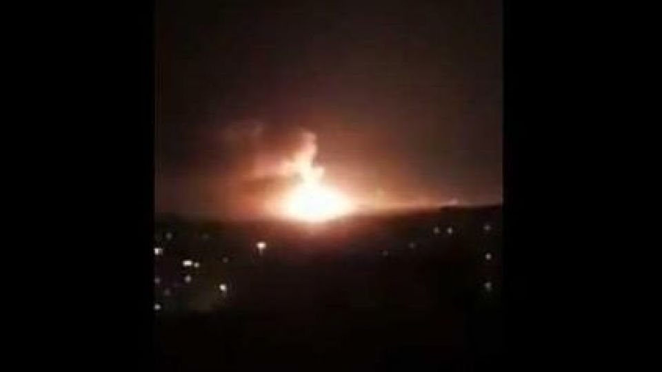 وقوع چندین انفجار در پایگاه هوایی «المزه» در دمشق + فیلم وقوع چندین انفجار در پایگاه هوایی «المزه» در دمشق + فیلم