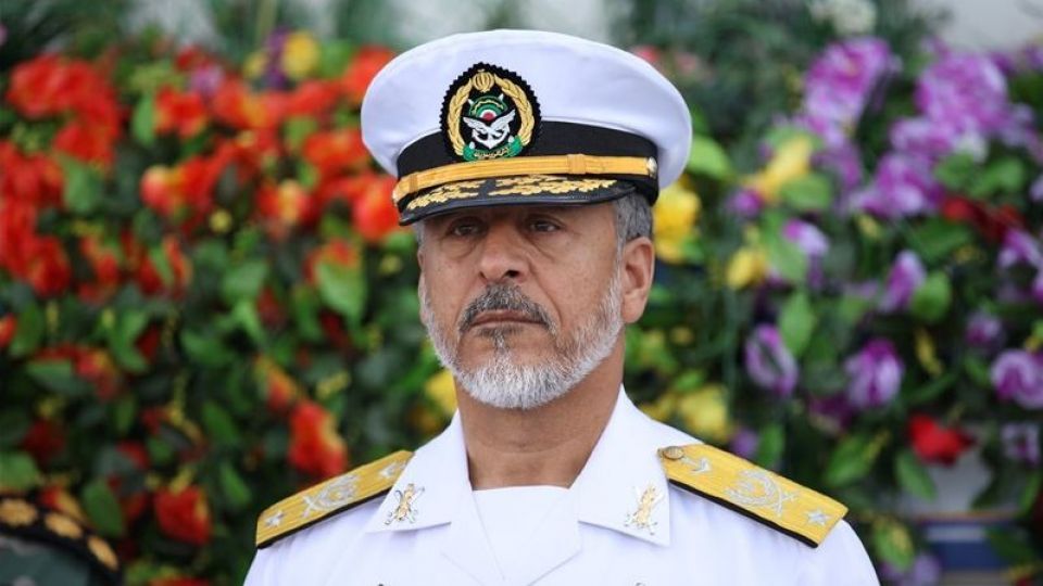 دریادار سیاری نشان درجه یک فتح را دریافت کرد دریادار سیاری نشان درجه یک فتح را دریافت کرد