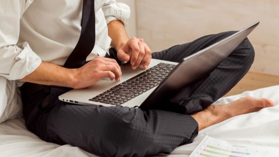 عوارض قرار دادن لپ تاپ بر روی پا عوارض قرار دادن لپ تاپ بر روی پا