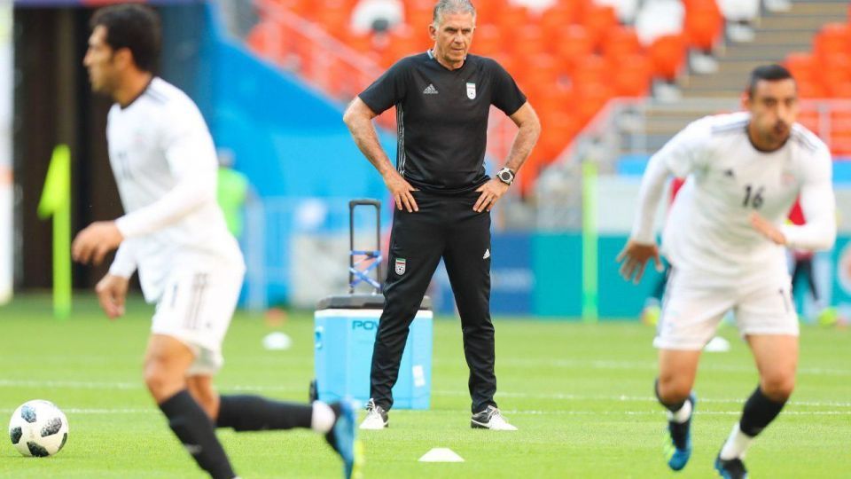 سرمربی ایرانی، در نزدیکی نیمکت تیم ملی سرمربی ایرانی، در نزدیکی نیمکت تیم ملی