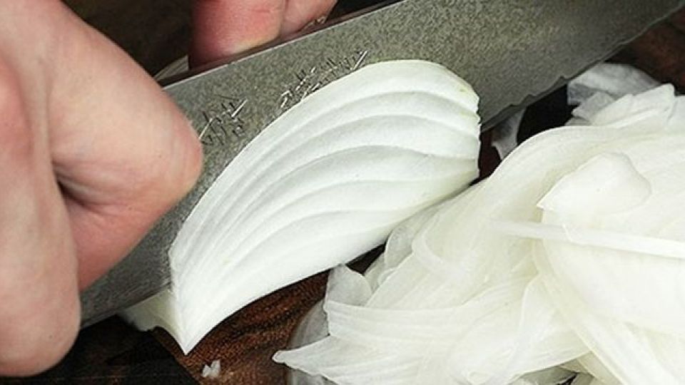 علت اشک ریختن به هنگام خورد کردن پیاز علت اشک ریختن به هنگام خورد کردن پیاز