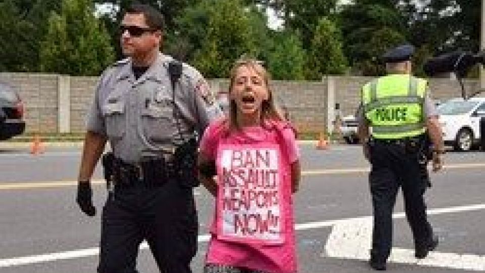 گفتوگو با معترضی که نشست ضدایرانی را بر هم زد: «تحریمها مردم ایران را هدف گرفته» گفتوگو با معترضی که نشست ضدایرانی را بر هم زد: «تحریمها مردم ایران را هدف گرفته»