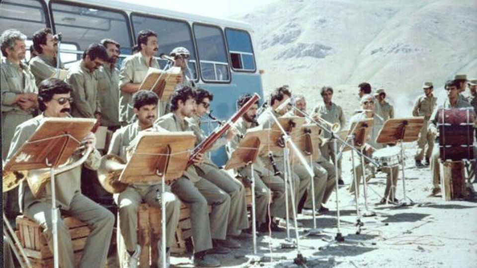 ارکستر سمفونیک در جبهه موسیقی اجرا میکرد ارکستر سمفونیک در جبهه موسیقی اجرا میکرد