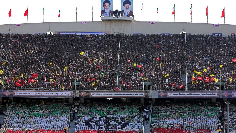 تصاویر/ حضور رهبر معظم انقلاب در همایش «خدمت بسیجیان» در ورزشگاه آزادی