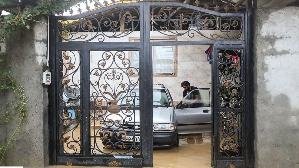 جاری شدن سیل در رودسر