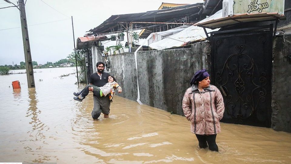 جاری شدن سیل در رودسر