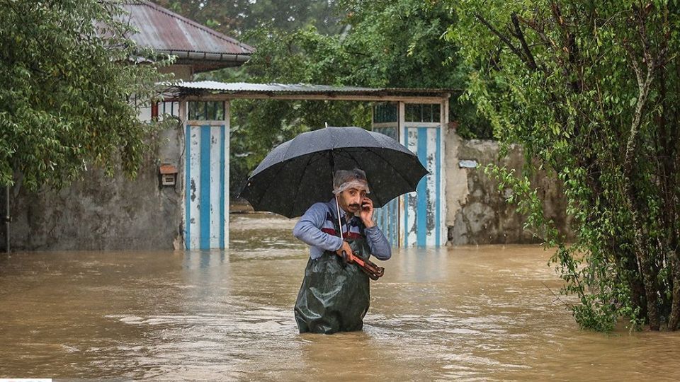 جاری شدن سیل در رودسر