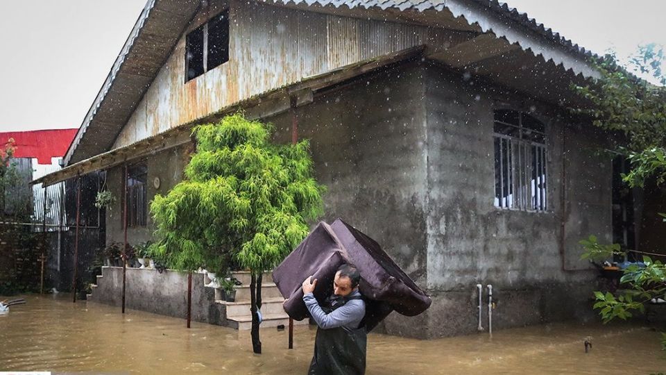 جاری شدن سیل در رودسر