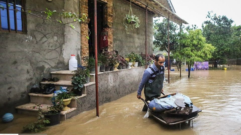 جاری شدن سیل در رودسر