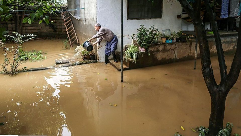 جاری شدن سیل در رودسر
