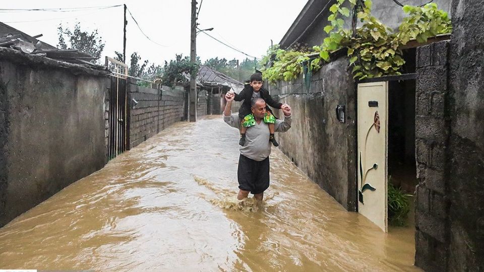 جاری شدن سیل در رودسر