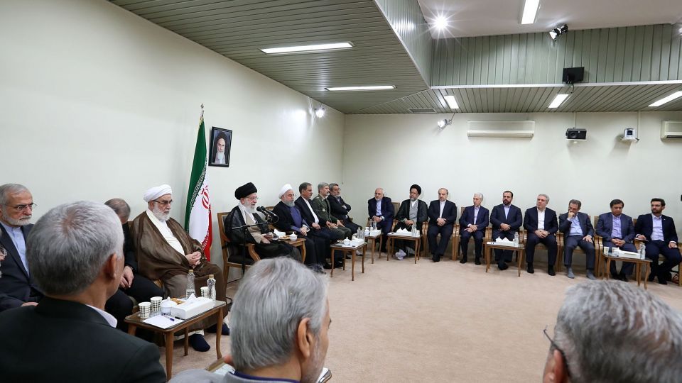 رهبر انقلاب با مسائل روز کشور، چگونه مواجه میشوند؟ رهبر انقلاب با مسائل روز کشور، چگونه مواجه میشوند؟