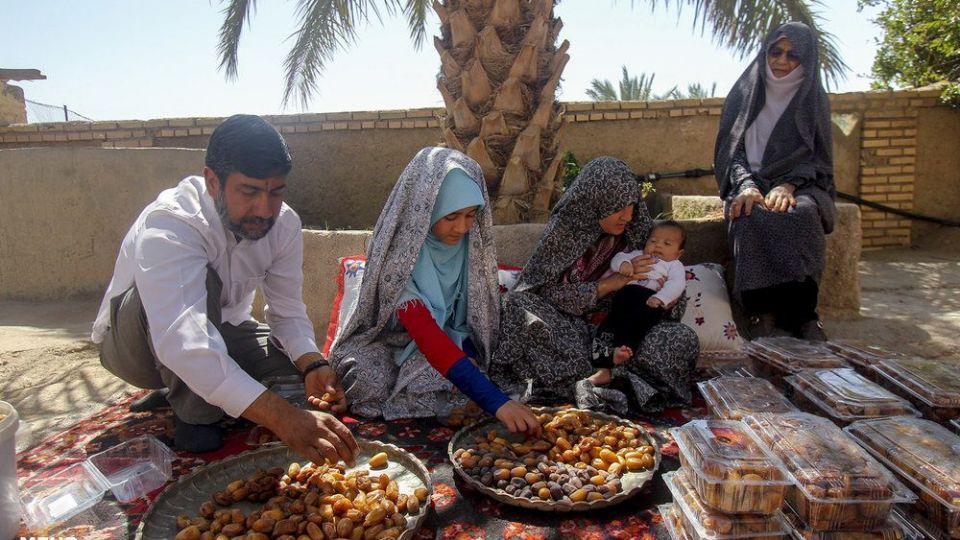 امرار معاش روحانی کشاورز در کنار تبلیغ امرار معاش روحانی کشاورز در کنار تبلیغ