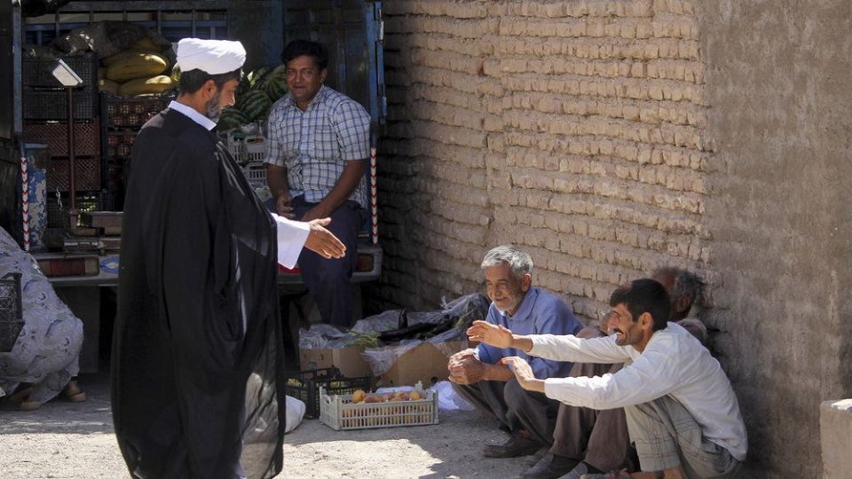 امرار معاش روحانی کشاورز در کنار تبلیغ امرار معاش روحانی کشاورز در کنار تبلیغ