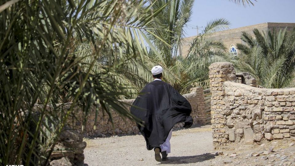 امرار معاش روحانی کشاورز در کنار تبلیغ امرار معاش روحانی کشاورز در کنار تبلیغ
