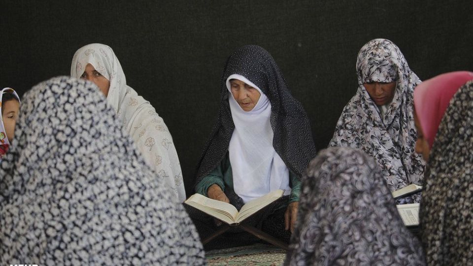امرار معاش روحانی کشاورز در کنار تبلیغ امرار معاش روحانی کشاورز در کنار تبلیغ