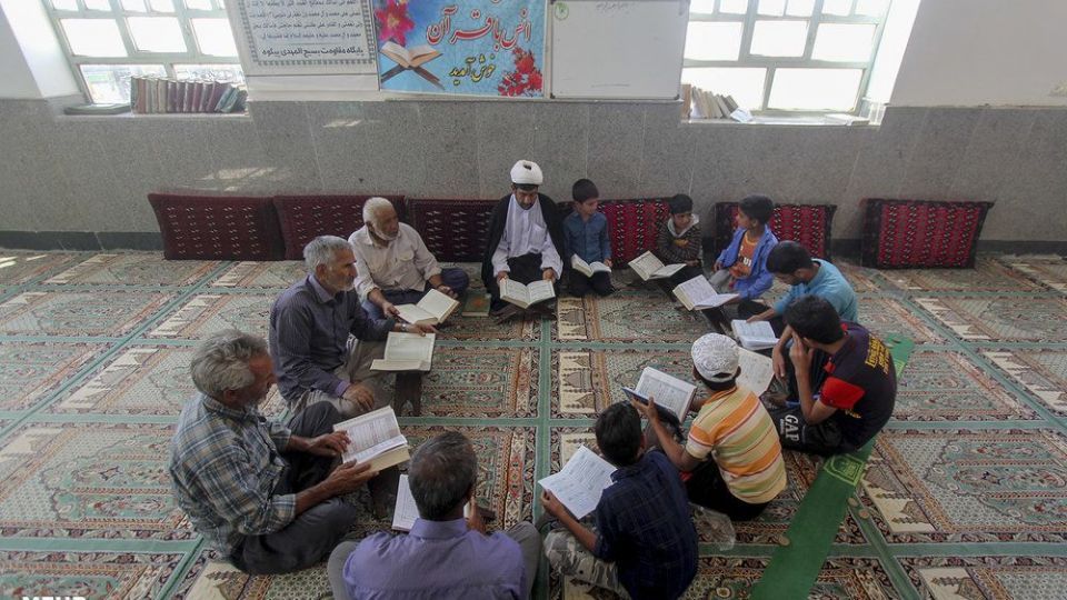 امرار معاش روحانی کشاورز در کنار تبلیغ امرار معاش روحانی کشاورز در کنار تبلیغ