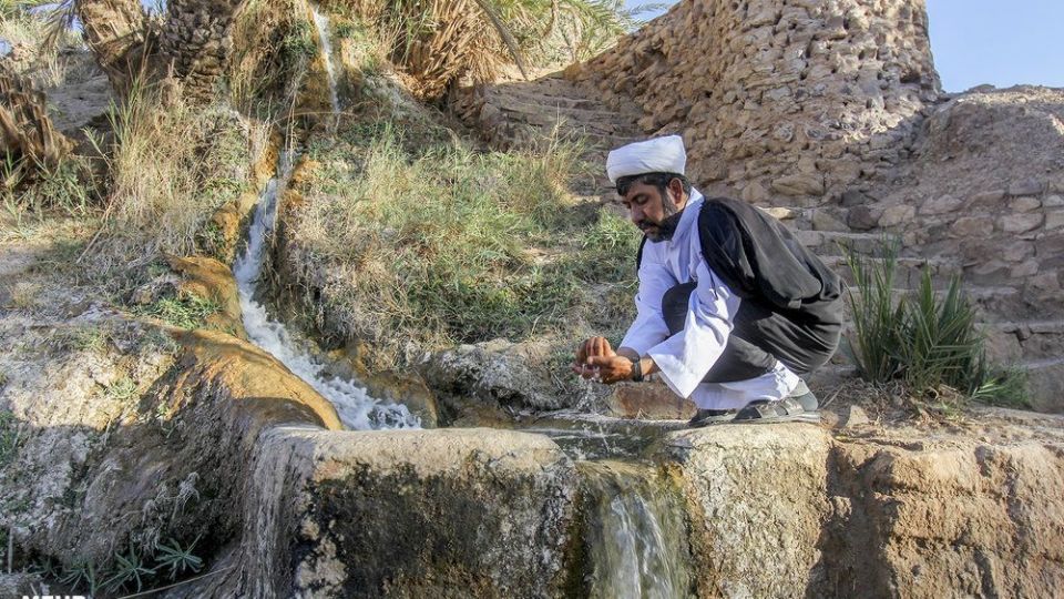 امرار معاش روحانی کشاورز در کنار تبلیغ امرار معاش روحانی کشاورز در کنار تبلیغ