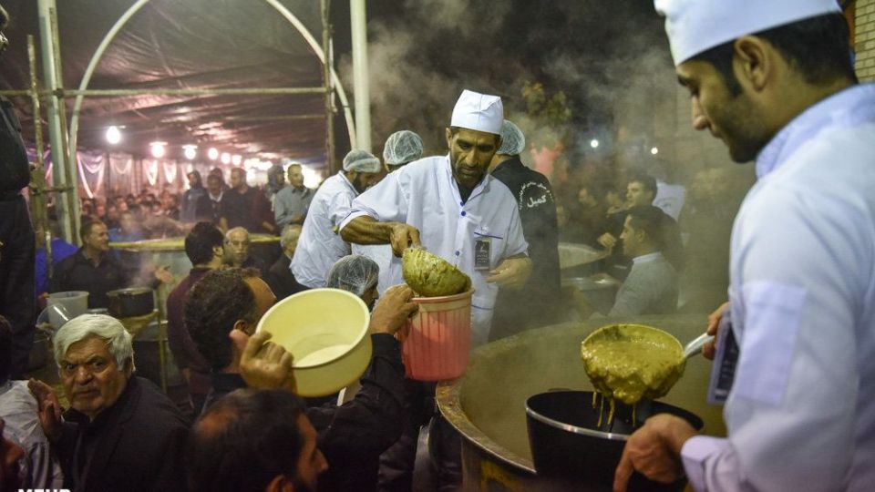 پخت 84 هزارکیلو آش نذری در شیراز