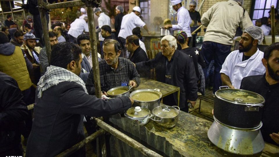 پخت 84 هزارکیلو آش نذری در شیراز