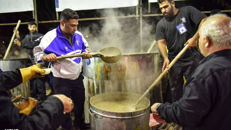پخت 84 هزارکیلو آش نذری در شیراز