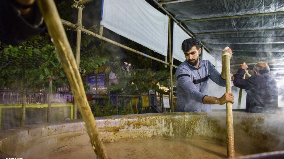 پخت 84 هزارکیلو آش نذری در شیراز