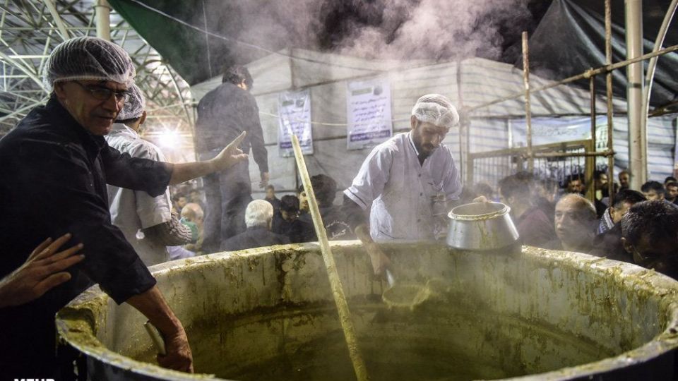 پخت 84 هزارکیلو آش نذری در شیراز