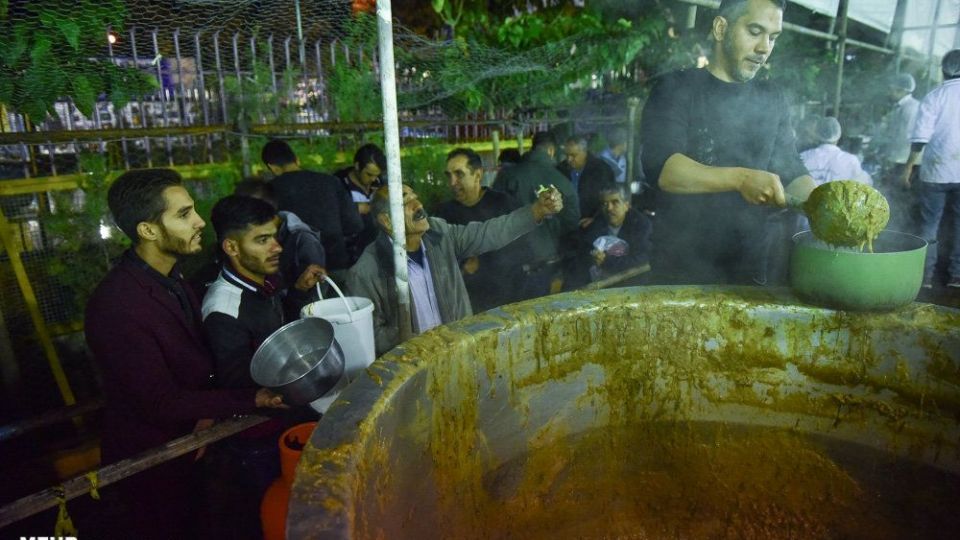 پخت 84 هزارکیلو آش نذری در شیراز