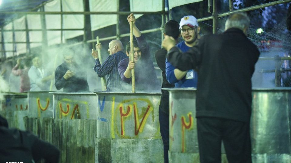 پخت 84 هزارکیلو آش نذری در شیراز