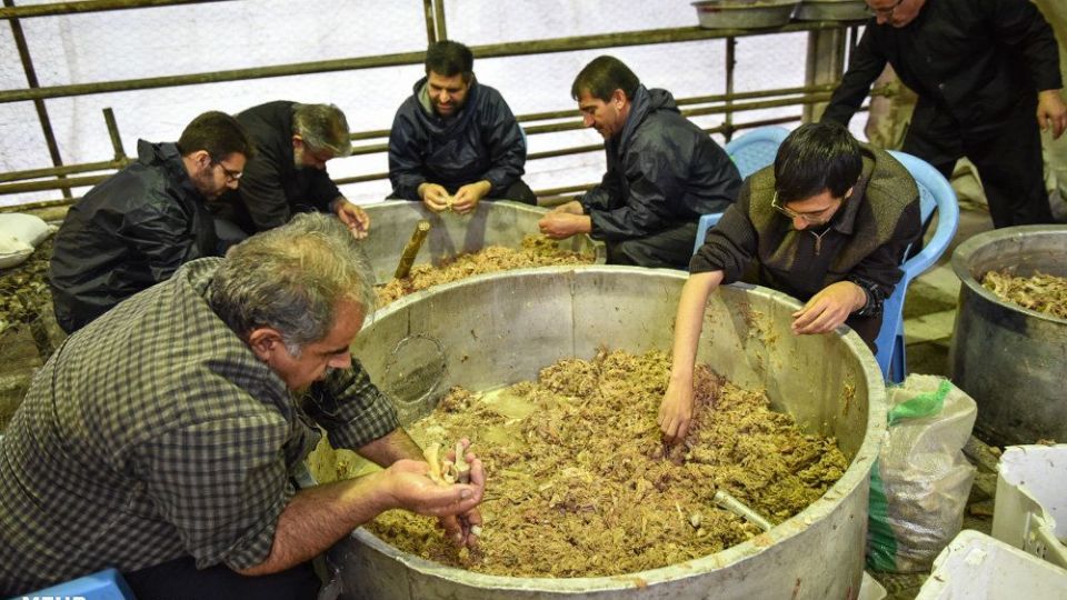 پخت 84 هزارکیلو آش نذری در شیراز