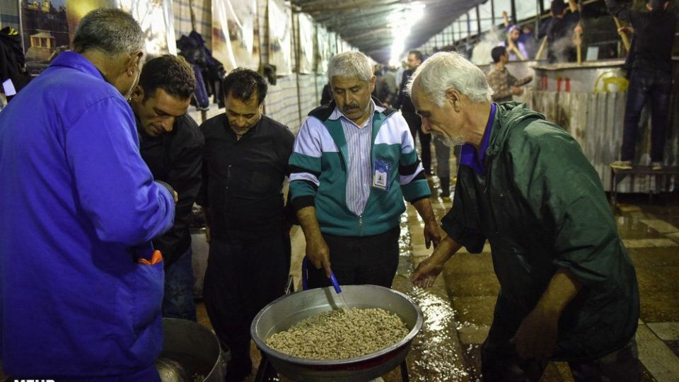 پخت 84 هزارکیلو آش نذری در شیراز