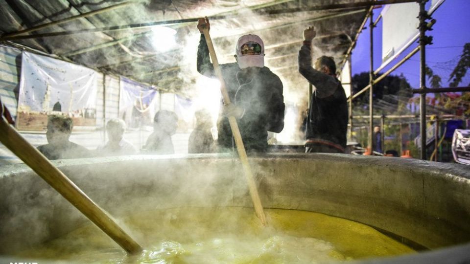 پخت 84 هزارکیلو آش نذری در شیراز