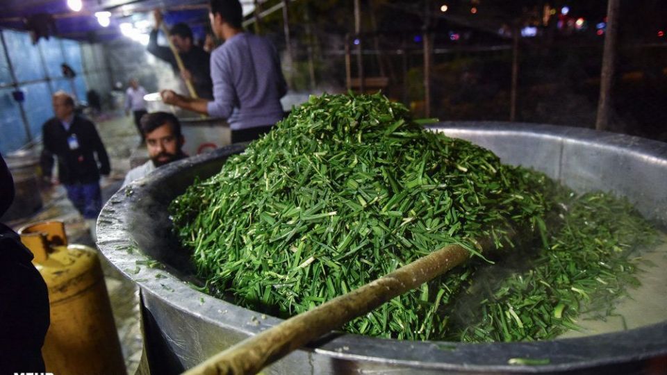 پخت 84 هزارکیلو آش نذری در شیراز