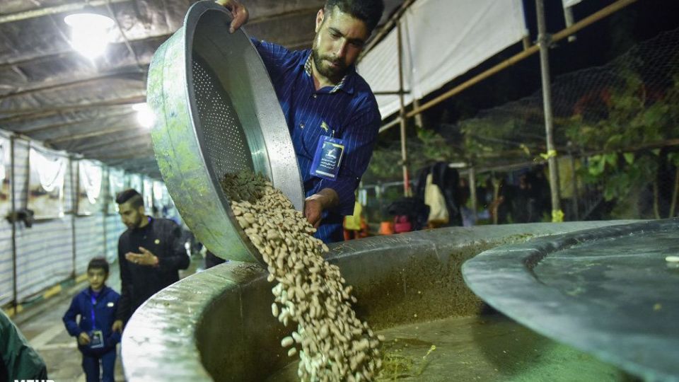 پخت 84 هزارکیلو آش نذری در شیراز