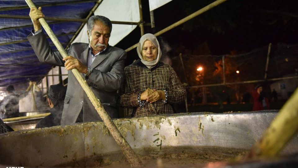 پخت 84 هزارکیلو آش نذری در شیراز