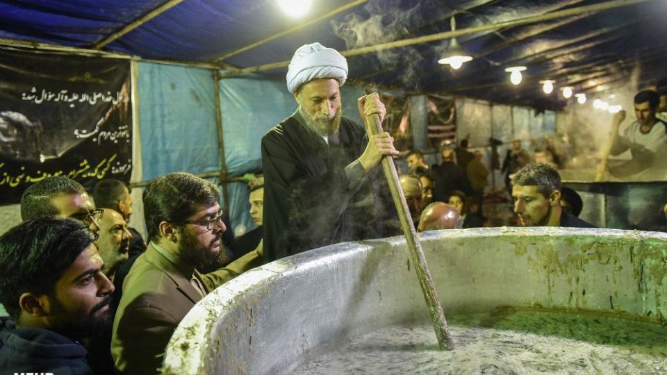 پخت 84 هزارکیلو آش نذری در شیراز