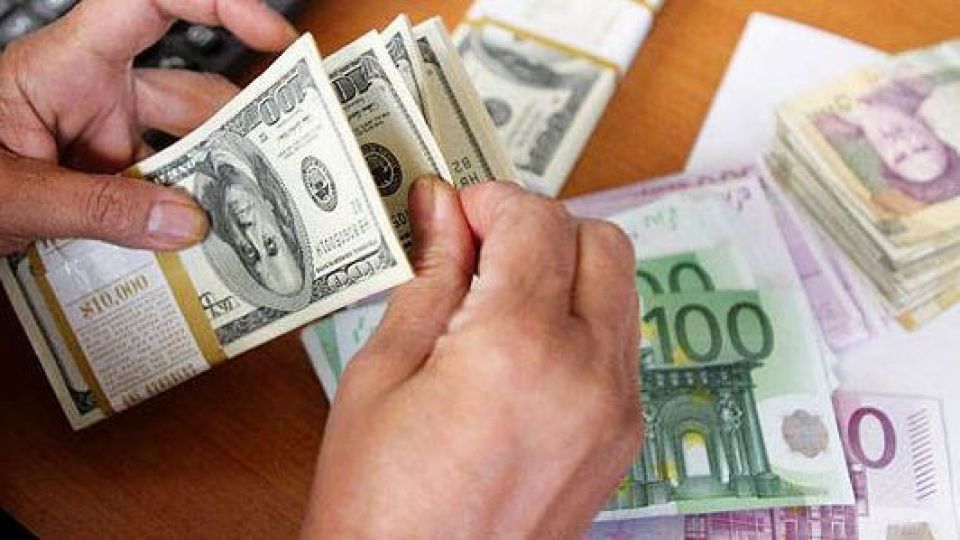 هجوم دلالان برای فروش و افت 700 تومانی دلار هجوم دلالان برای فروش و افت 700 تومانی دلار