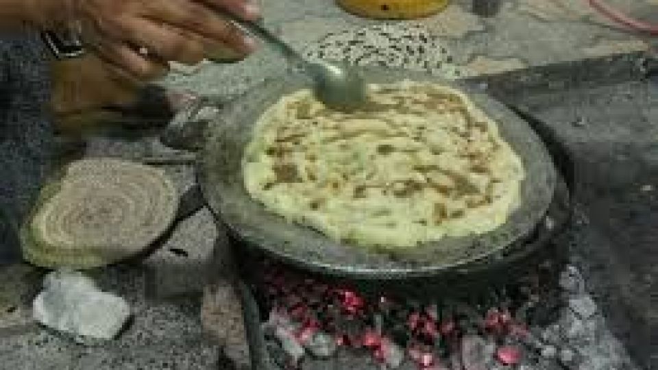 پخت نان محلی توسط معاون رئیس جمهور در سی سخت پخت نان محلی توسط معاون رئیس جمهور در سی سخت