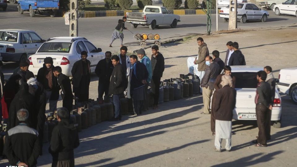 صف‌های طولانی دریافت سیلندر گاز در زابل