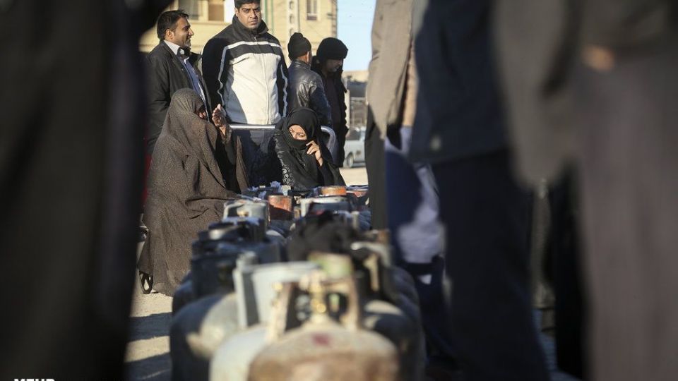 صف‌های طولانی دریافت سیلندر گاز در زابل