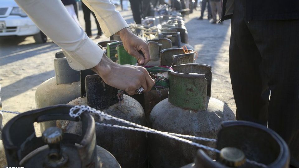 صف‌های طولانی دریافت سیلندر گاز در زابل