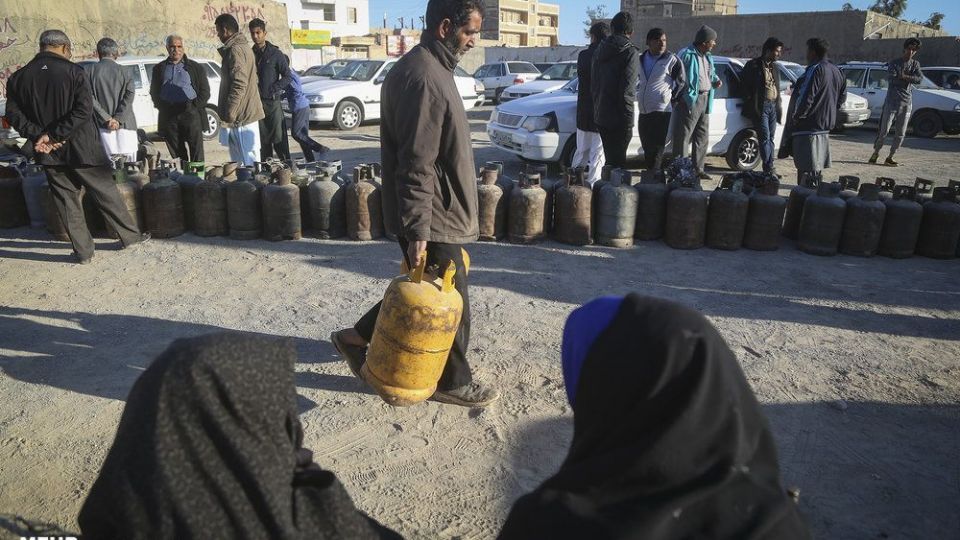 صف‌های طولانی دریافت سیلندر گاز در زابل