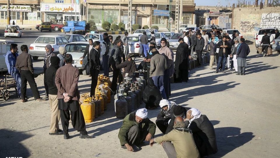 صف‌های طولانی دریافت سیلندر گاز در زابل