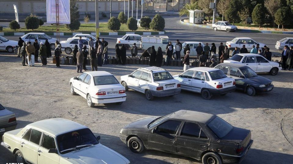 صف‌های طولانی دریافت سیلندر گاز در زابل