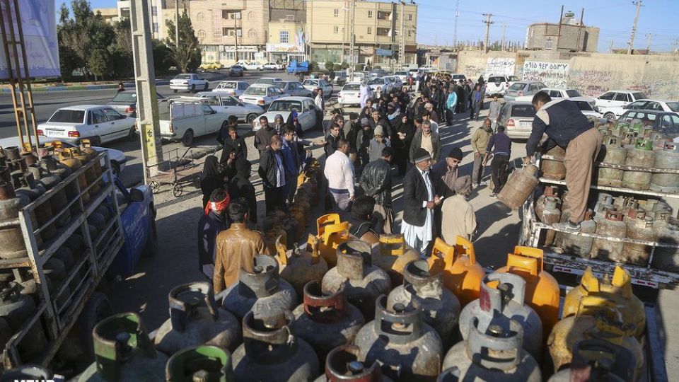 صف‌های طولانی دریافت سیلندر گاز در زابل