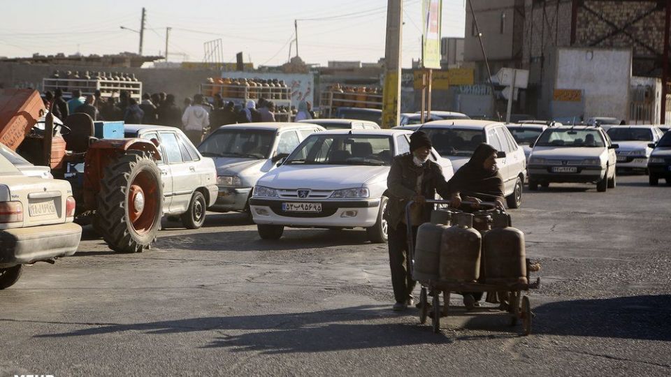 صف‌های طولانی دریافت سیلندر گاز در زابل