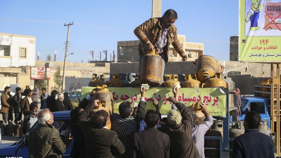 صف‌های طولانی دریافت سیلندر گاز در زابل